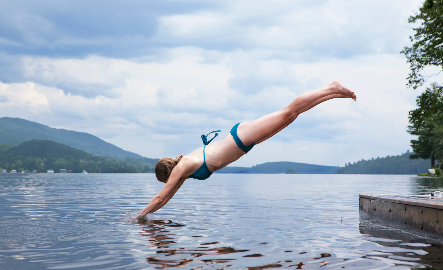 Active women can use sensitive skin deodorant before diving, so they can stretch freely without being restricted by odors or worrying about allergies.